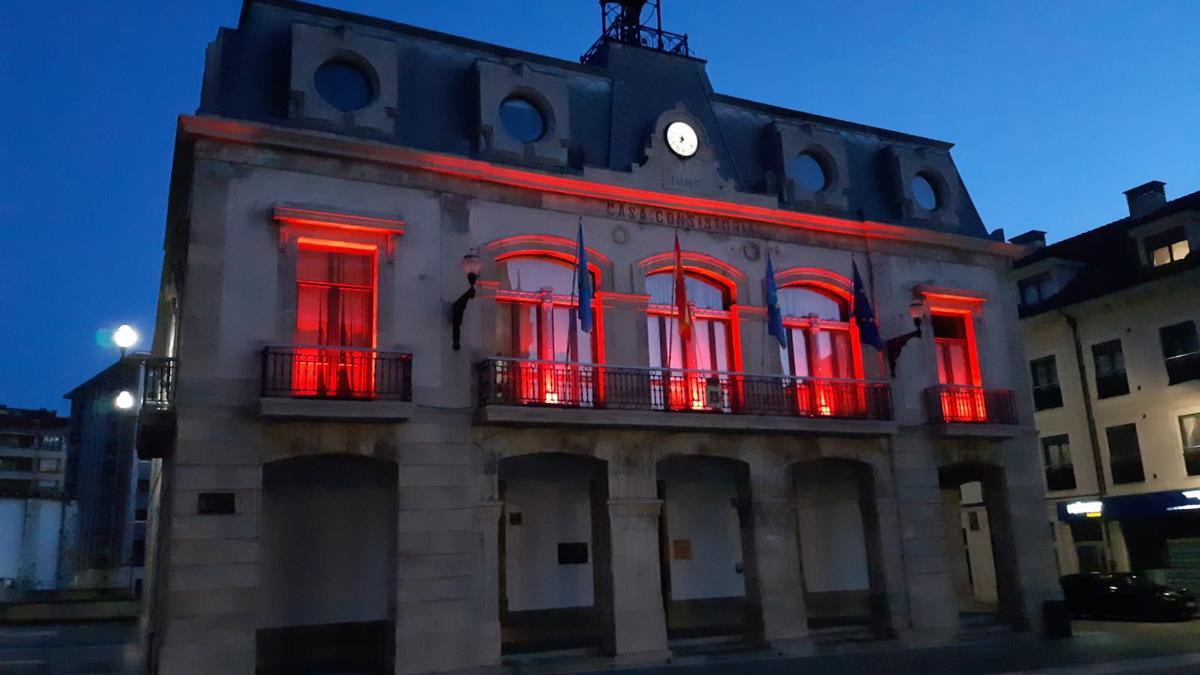 El Ayuntamiento, iluminado de rojo