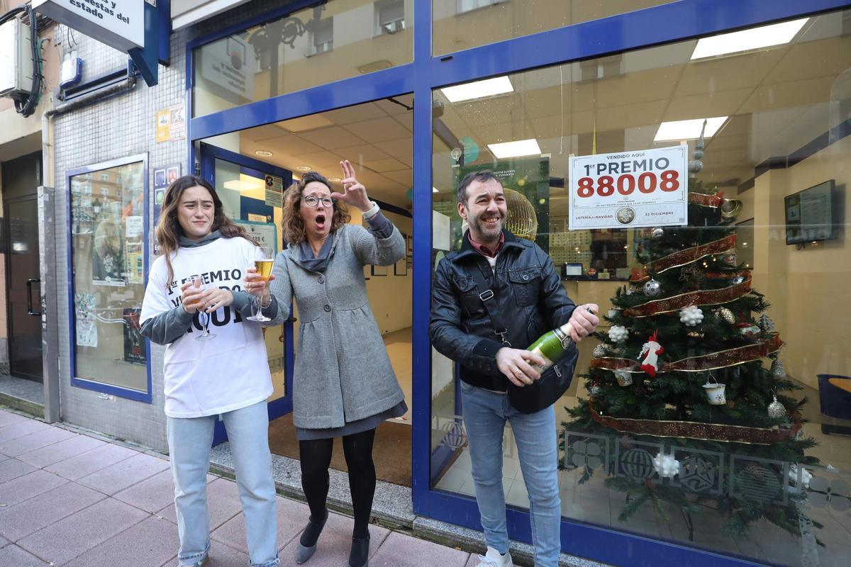 Mara Paredes, en el centro, celebrando uno de los premios de la Lotería de Navidad vendidos en los últimos años en la administración de  Juan Ramón Jiménez.
