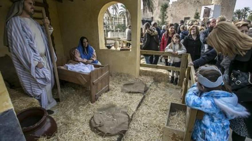 El Belén Viviente de los Pobladores recibió ayer la visita de los Reyes Magos y de cientos de ilicitanos que disfrutaron con sus estampas.