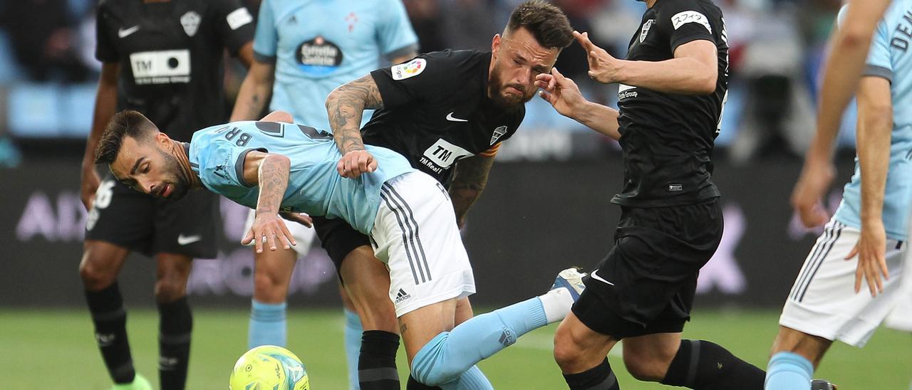 Josan y Marcone presionan a Brais Méndez, durante el partido en Balaídos