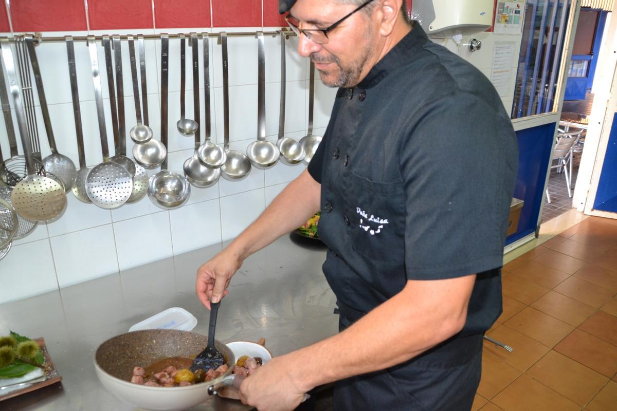 Santiago Gorrín en plena elaboración en su restaurante El Guachinche de Agüimes, este jueves.
