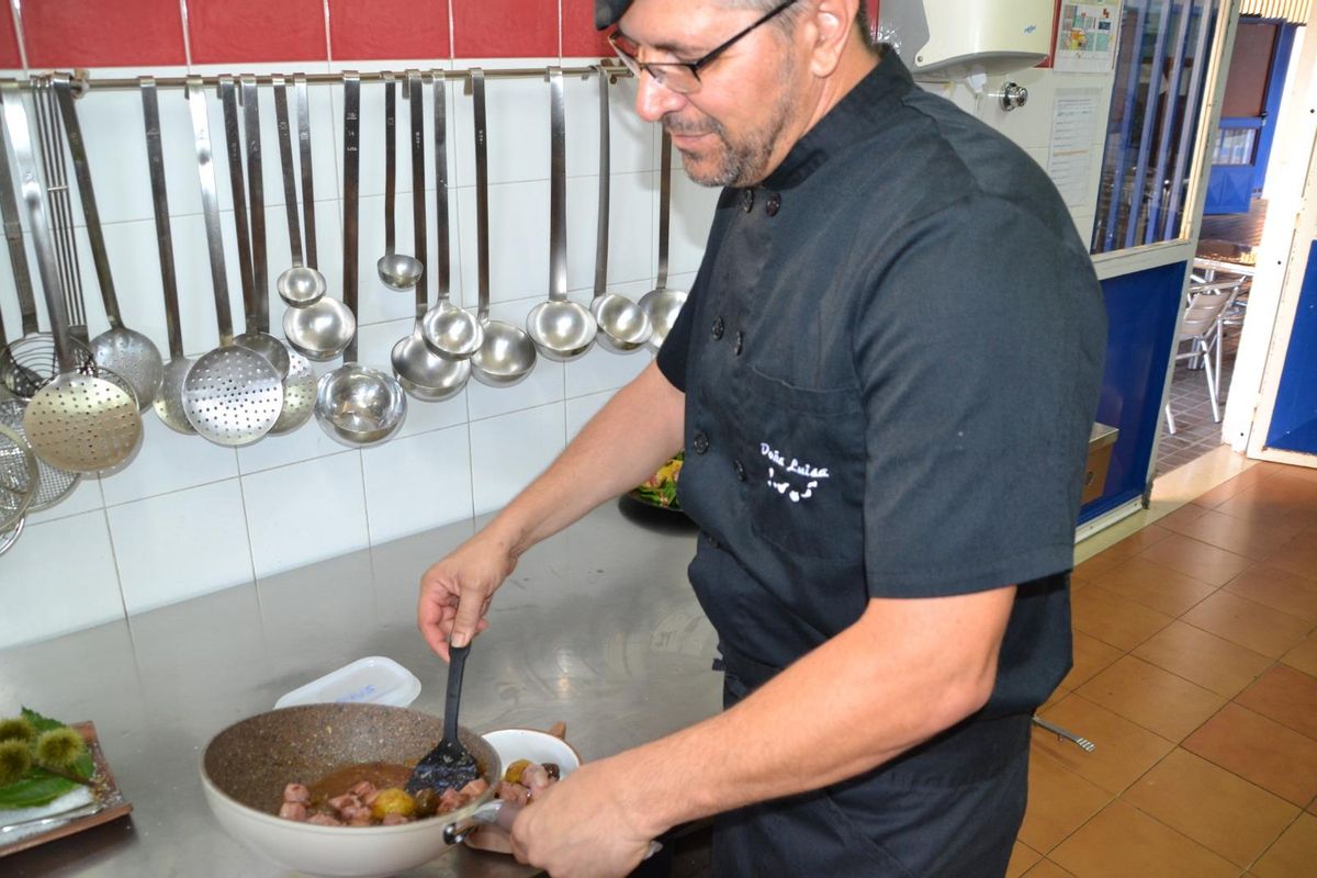 Santiago Gorrín in full production at his restaurant El Guachinche de Agüimes, this Thursday.
