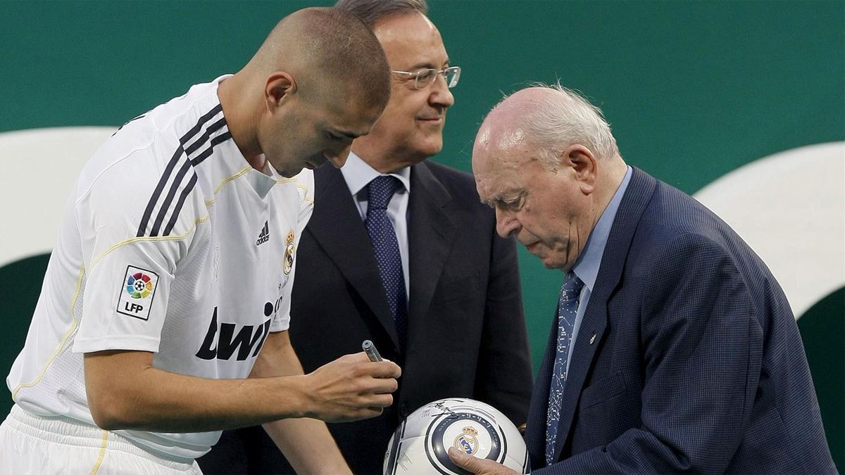 Benzema firma un balón ante Alfredo di Stéfano