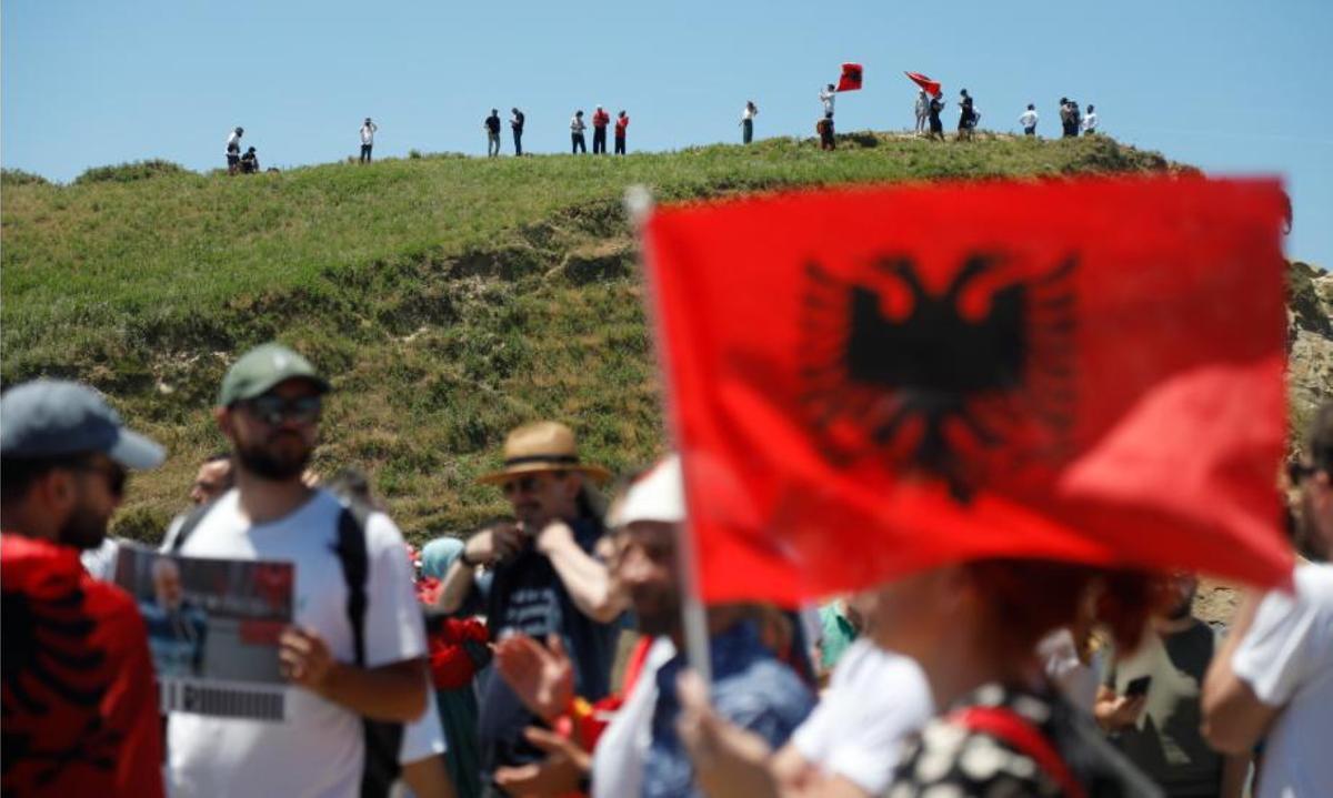 Los manifestantes ondean banderas albanesas en la zona prevista para el proyecto de complejo turístico costero vinculado a Jared Kushner, yerno del presidente de Estados Unidos, Donald Trump, cerca de Vlora (Albania)