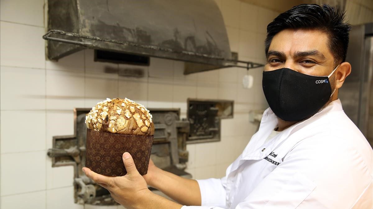 BARCELONA 11 12 2020 On Barcelona Participacion  articulo sobre panettone Tonatiuh Cortes   panettone clasico Panettone fotografiado solo Fachada panaderia PERSONAJE  Tonatiuh Cortes En el horno Cloudstreet Bakery  en la c  Rossello  112  FOTO de RICARD CUGAT