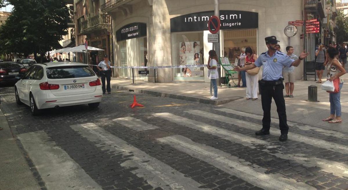 La zona on s'ha produït l'accident i un dels agents regulant el trànsit.