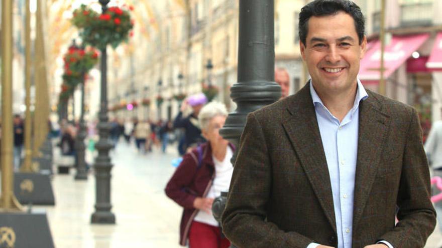 La imagen muestra a Juanma Moreno a la entrada de la calle Larios.