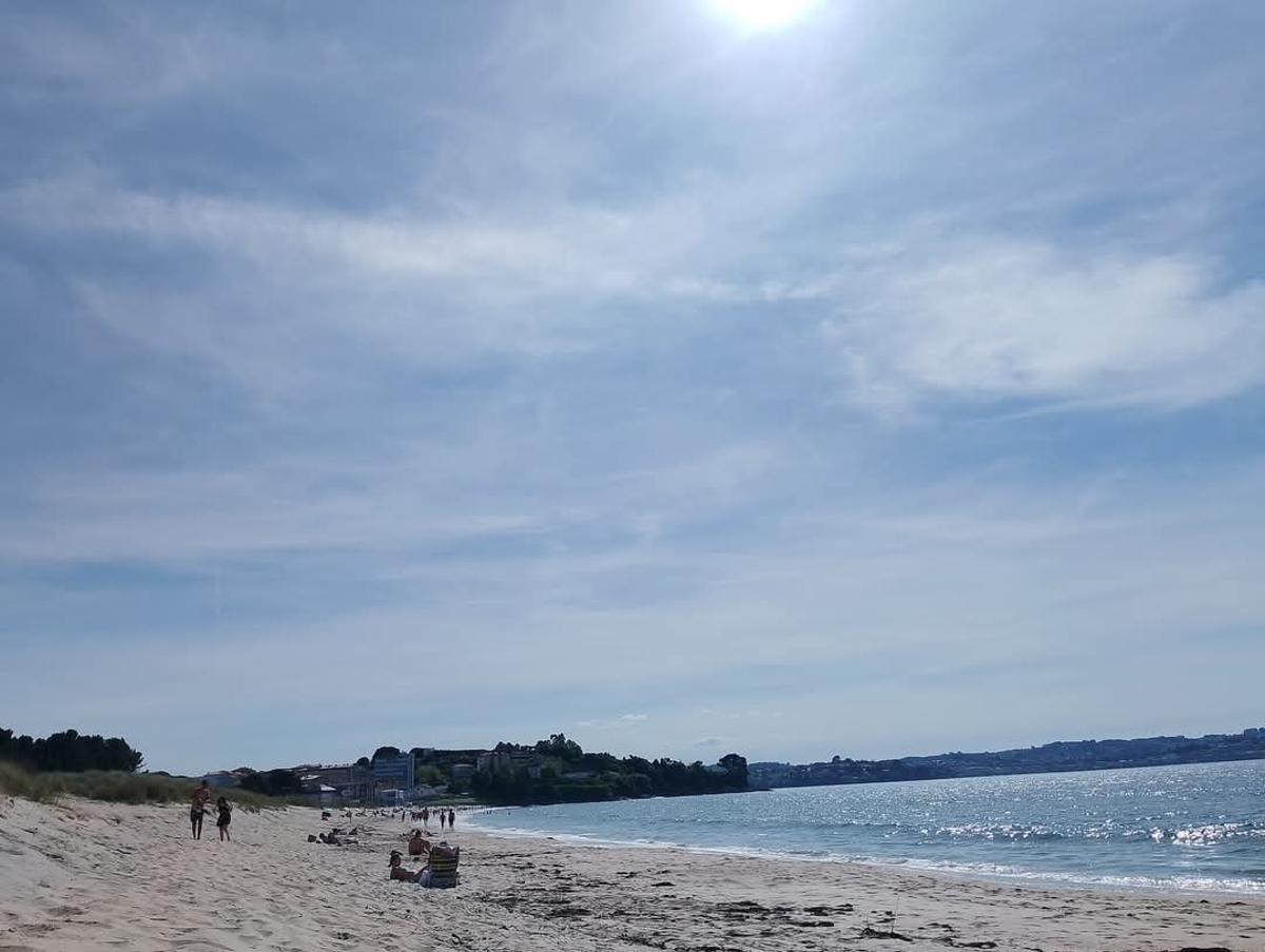 Personas disfrutando de un paseo o un chapuzón en la Praia Grande de Miño
