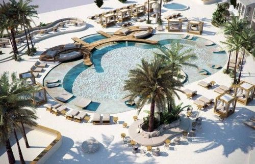 En el centro del hotel encontramos El Oasis, una piscina rodeada de imponentes palmeras y cascadas de agua