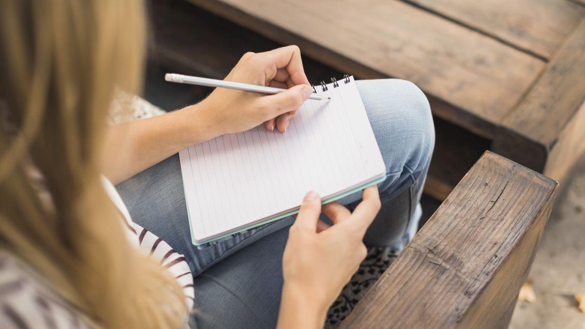 Escribir una carta o un diario es un ejercicio beneficioso que ayuda a controlar el estrés y la ansiedad