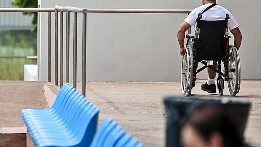 Una persona en silla de rueda se dirige a una rampa. | TONI ESCOBAR