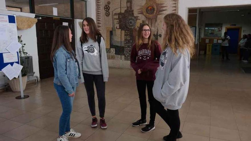 Las estudiantes zamoranas y canadienses conversan durante el recreo.