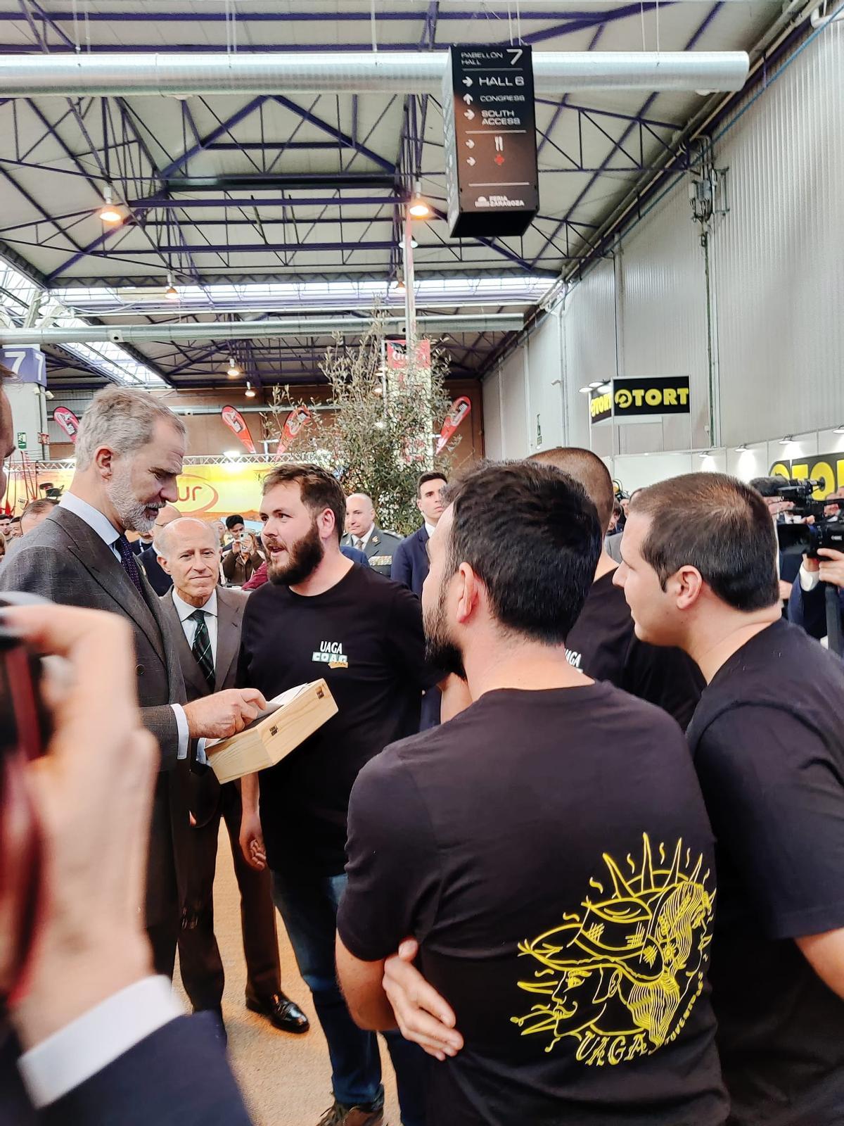 El momento en el que cuatro jóvenes agricultores de UAGA han entregado un obsequio al rey de España