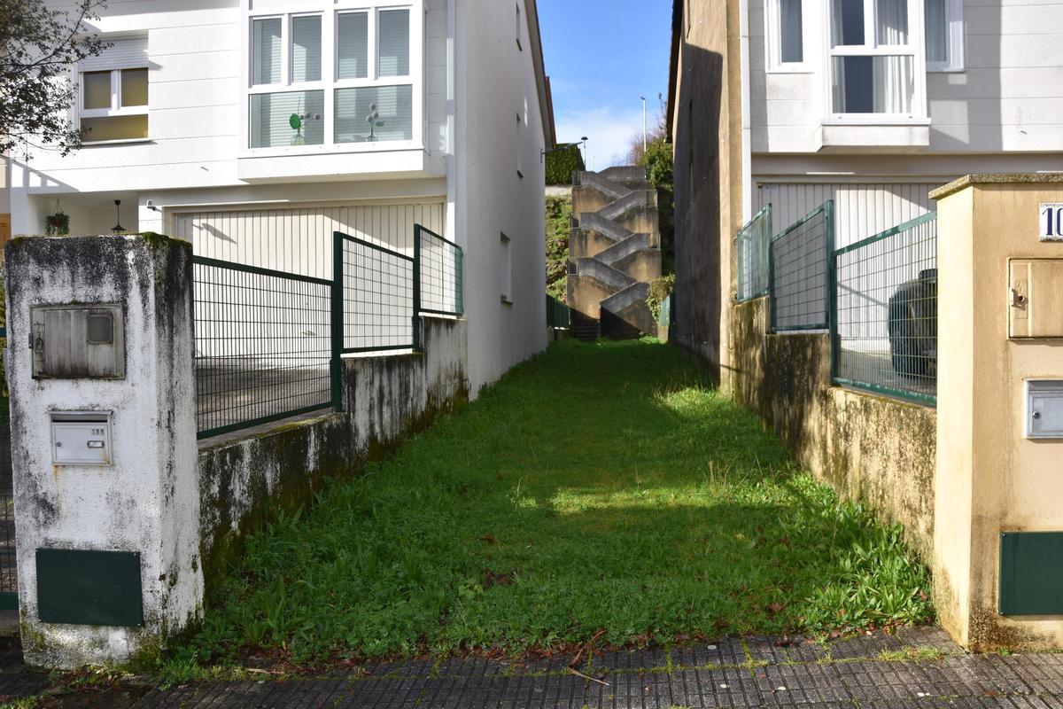 Uno de los caminos peatonales y escaleras que existen en Aldea Nova