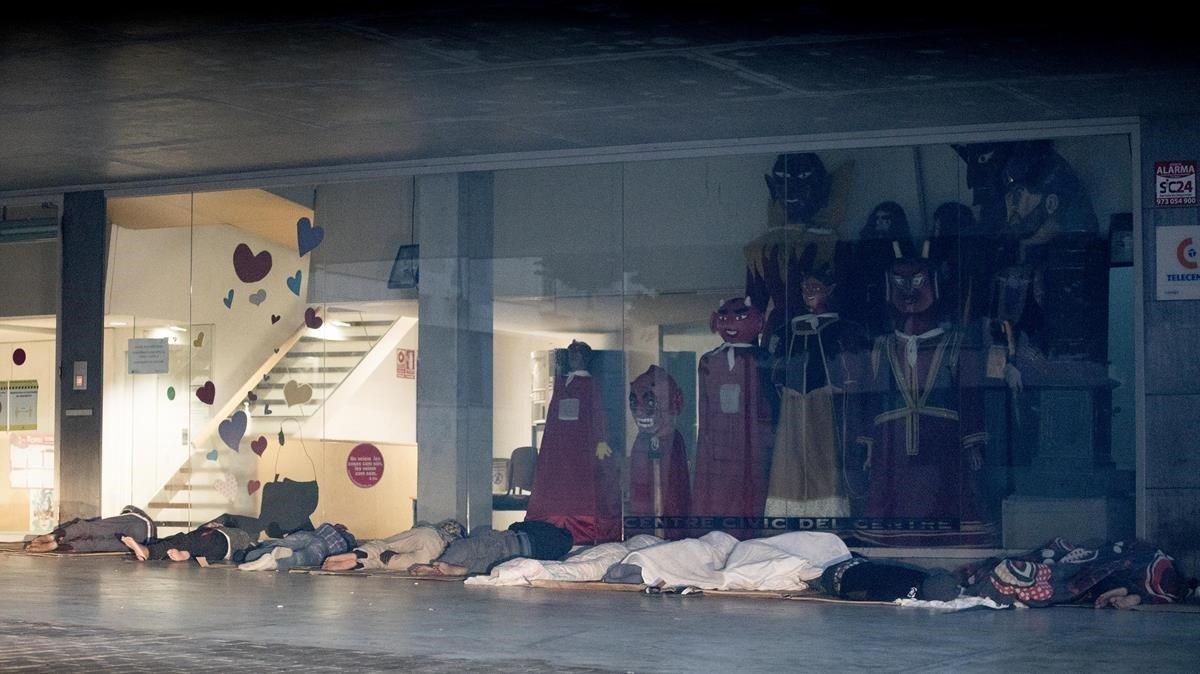 Una decena de personas dormían el pasado miércoles en la plaza de l’Ereta, de Lleida. 