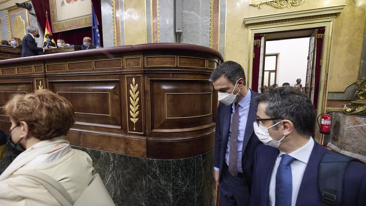 El ministro de la Presidencia, Félix Bolaños, con el presidente del Gobierno, Pedro Sánchez.