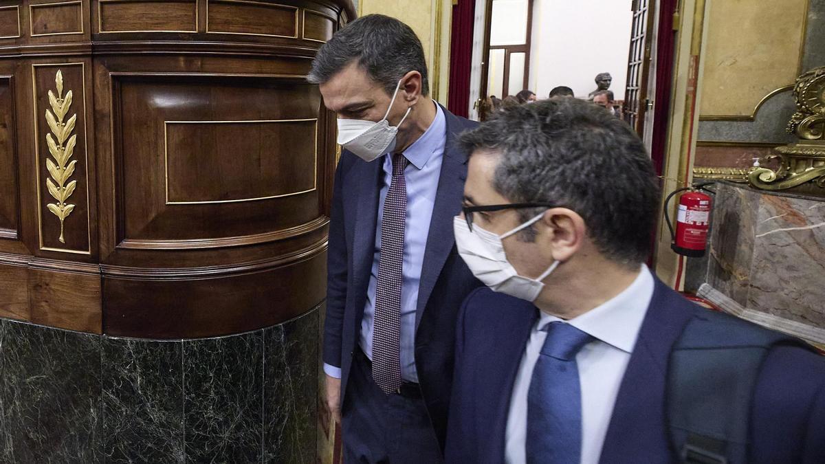 El ministro de la Presidencia, Félix Bolaños, con el presidente del Gobierno, Pedro Sánchez.