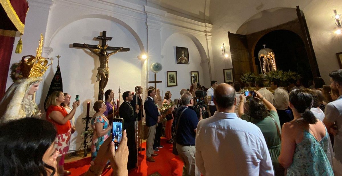 La ermita de las Angustias acogió el emotivo encuentro de los dos fervores y sentimientos villafranqueños.