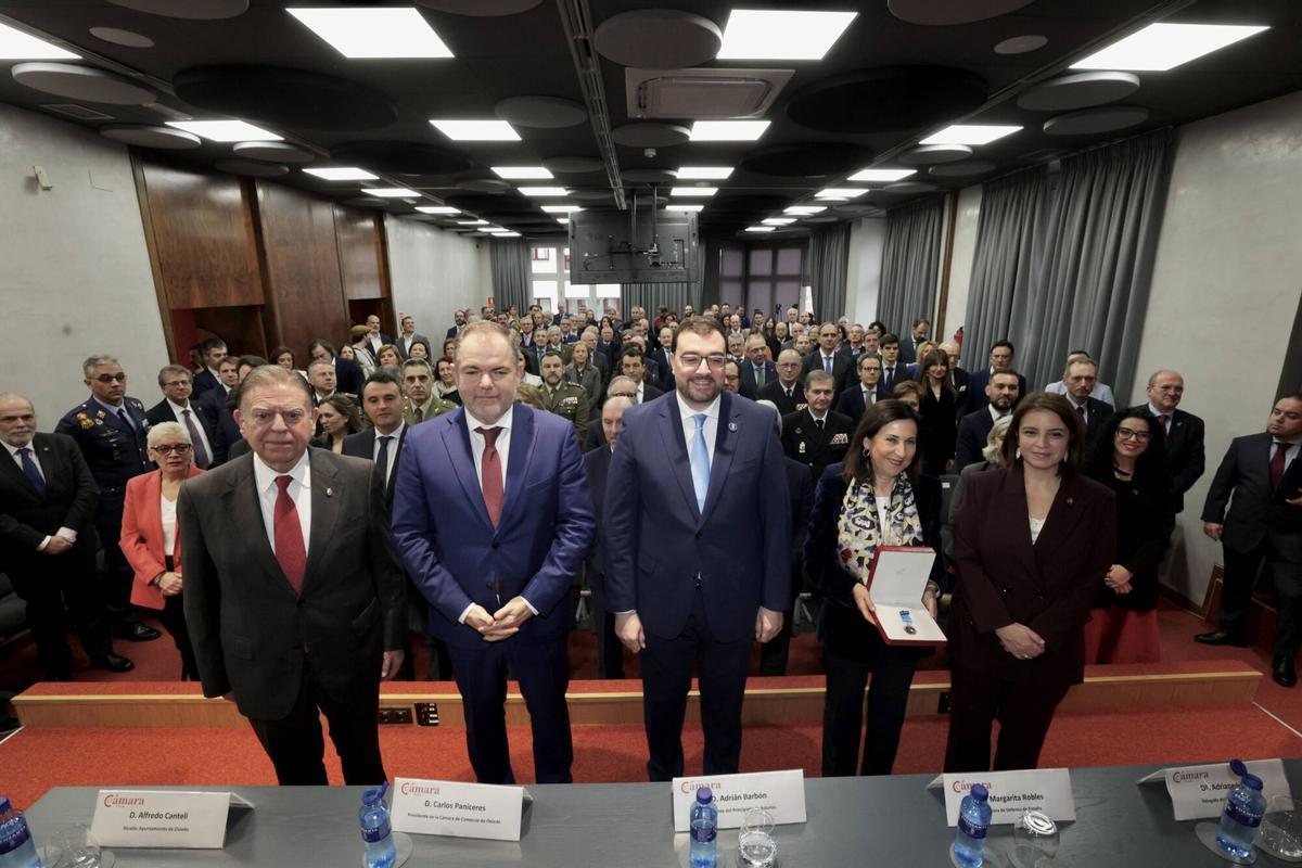 EN IMÁGENES: Margarita Robles recibe la Medalla de Oro de la Cámara de Comercio de Oviedo EN IMÁGENES: Margarita Robles recibe la Medalla de Oro de la Cámara de Comercio de Oviedo
