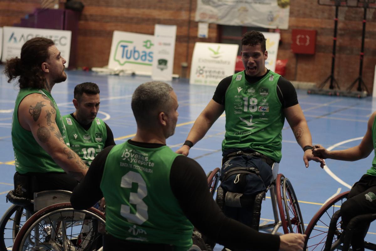 Los jugadores del Mideba se animan antes del comienzo del choque