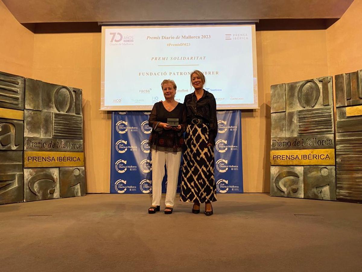 Catalina Serra, presidenta del Patronato Obrero, recibe el Premi Diario de Mallorca Solidaritat que le entrega Mari Cruz Rivera, directora territorial de Caixabank