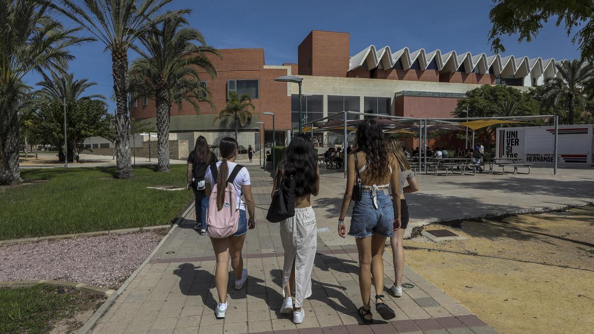 Imagen de archivo de alumnos paseando cerca del edificio Altabix de la UMH