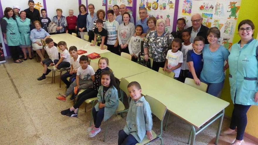 Alumnos del colegio de Mondego, ayer con sus abuelos y personal de la empresa Arume, que gestiona el comedor escolar.