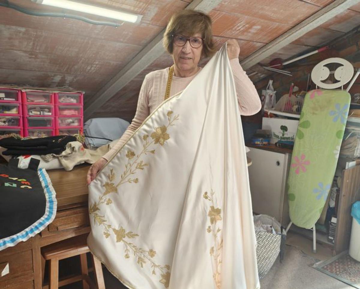 Barreiro, con el manto de la Virgen del Rosario que realizó. | FdV