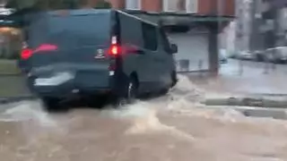 Calles inundadas en Terrassa por las lluvias intensas y el granizo