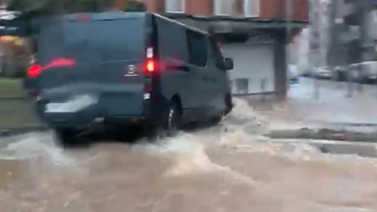 Carrers inundats a Terrassa per les pluges intenses i la calamarsa