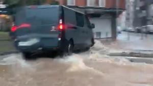 Carrers inundats a Terrassa per les pluges intenses i la calamarsa