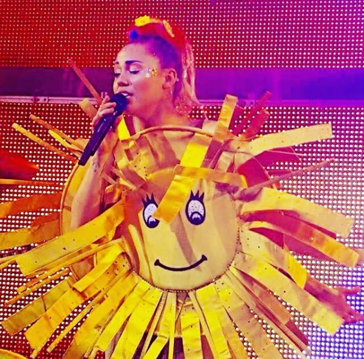 Miley Cyrus con un vestido con forma de sol de Ágatha Ruiz de la Prada
