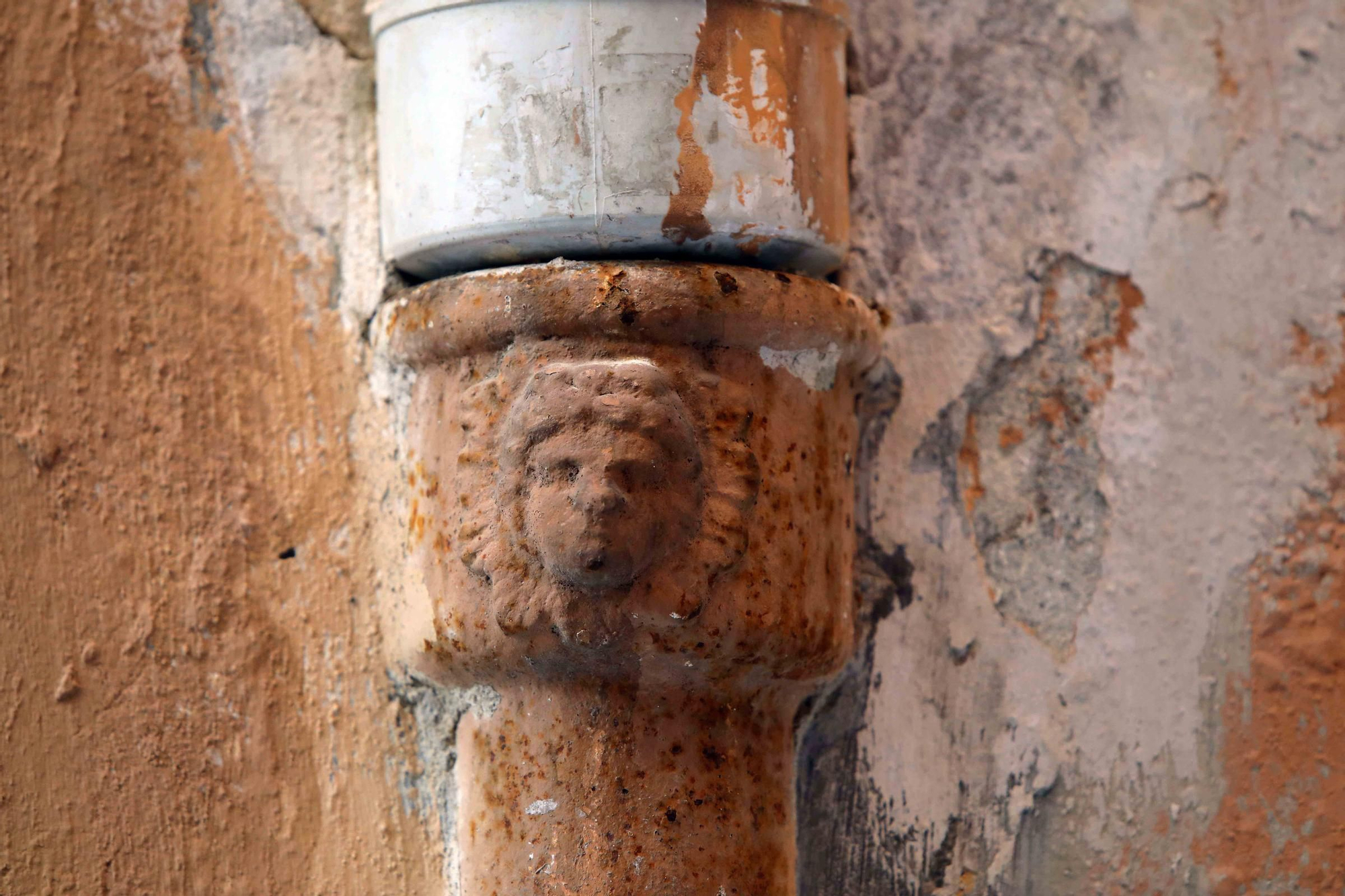 Descubre las "Caras del agua" en las fachadas del centro histórico de València