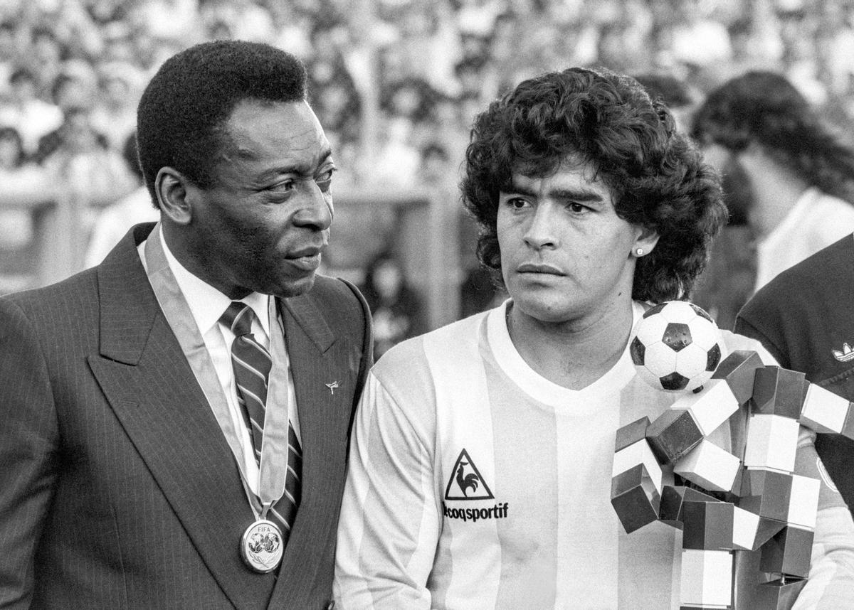 Las leyendas del fútbol Pelé (i) y Diego Maradona (d), en una fotografía de archivo. EFE/Str