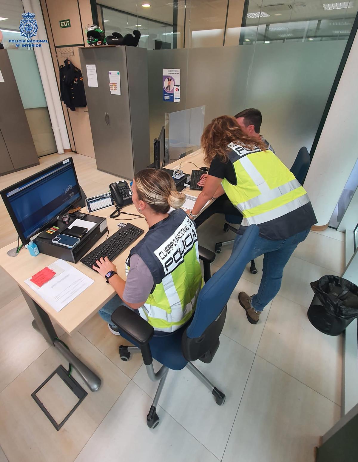 Agentes de la Unidad de Familia y Mujer de la Policía Nacional, en una foto de archivo.