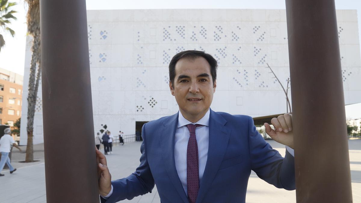 José Antonio Nieto, ante la puerta de la Ciudad de la Justicia.