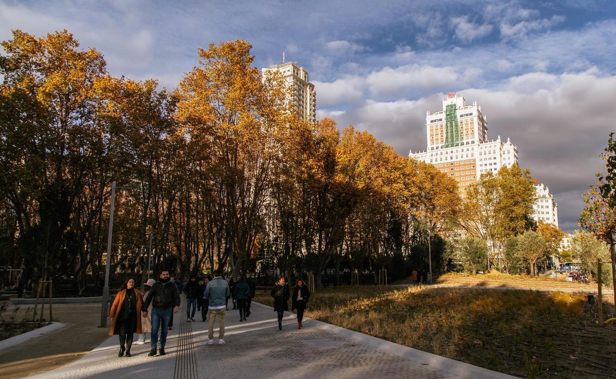 Ciudadanos caminan por la zona del parque de la nueva Plaza de España.