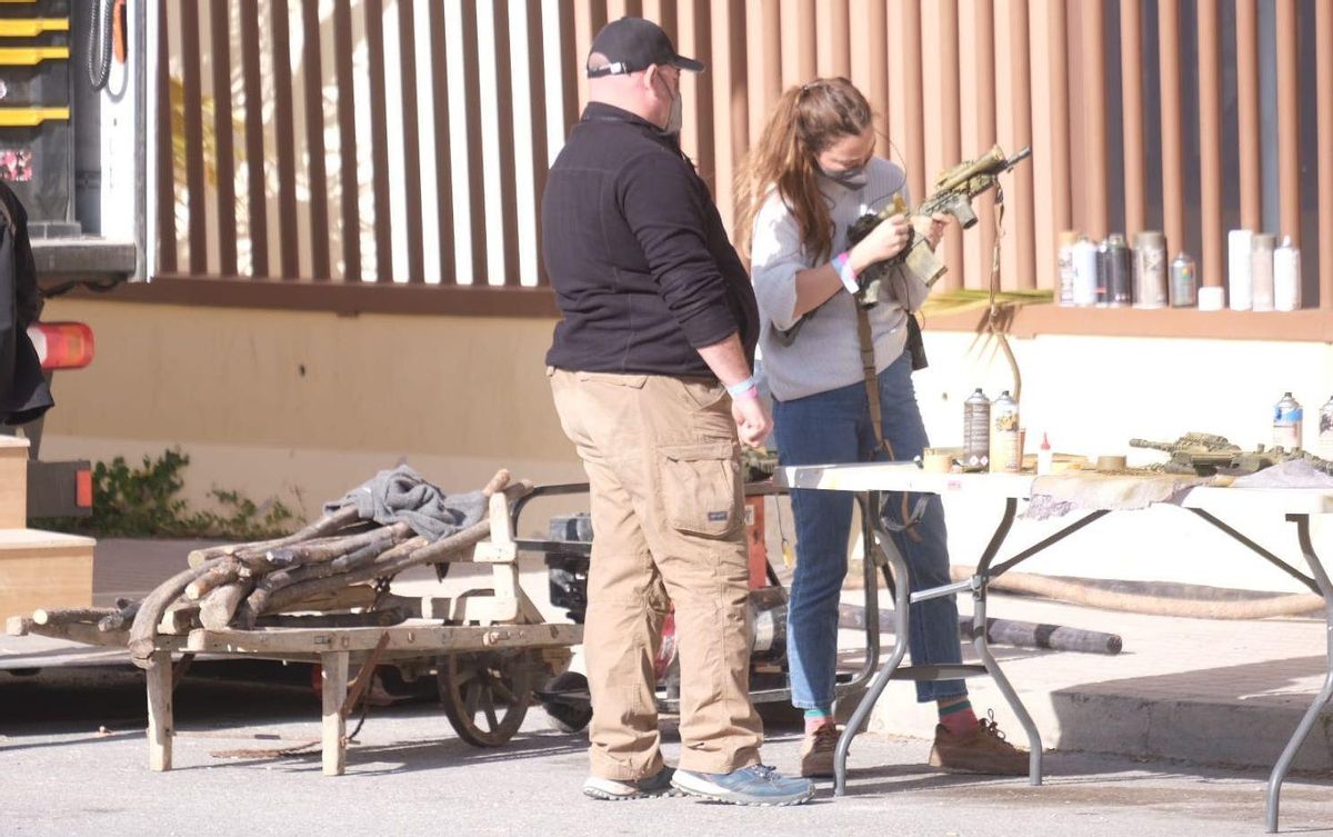 Los técnicos preparando las armas del rodaje en Sax.