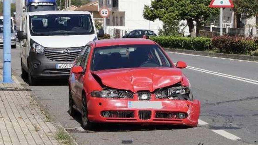 Uno de los coches implicados en el segundo accidente. // Muñiz