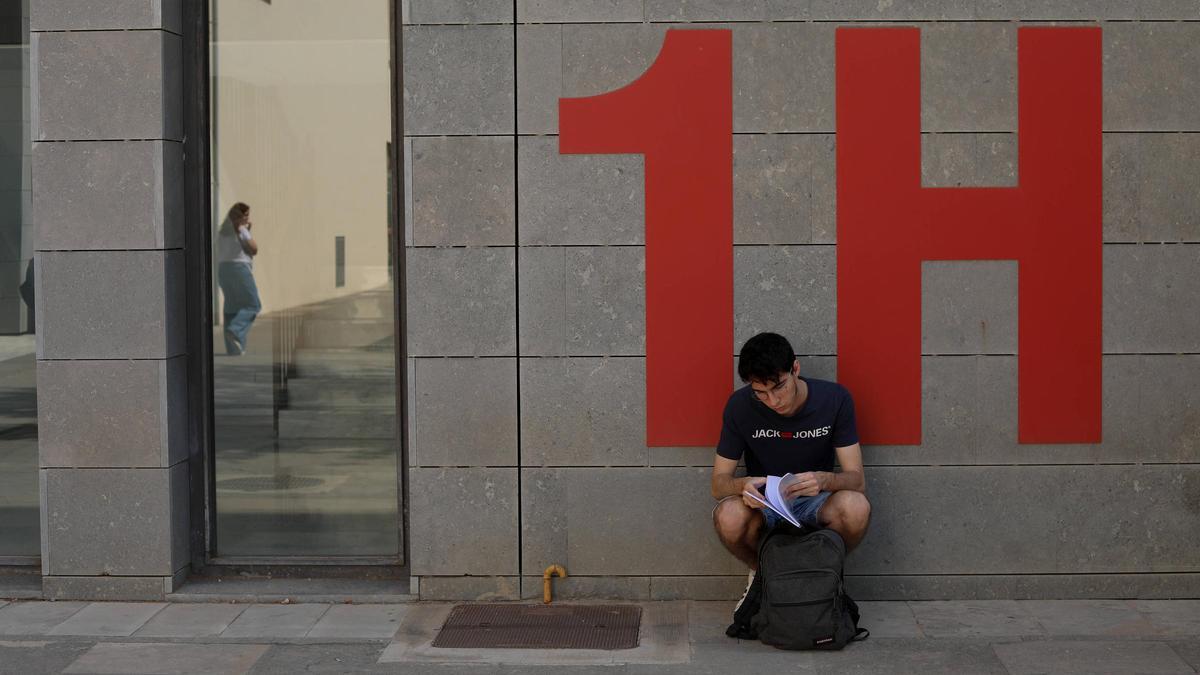 Un alumno repasando antes de entrar a una de las pruebas de la selectividad del año pasado.