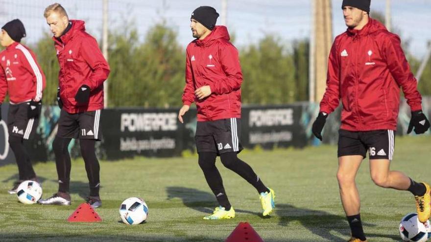 Nolito, en el centro, durante el entrenamiento matinal celebrado ayer por el Celta en las instalaciones de A Madroa. // Adrián Irago