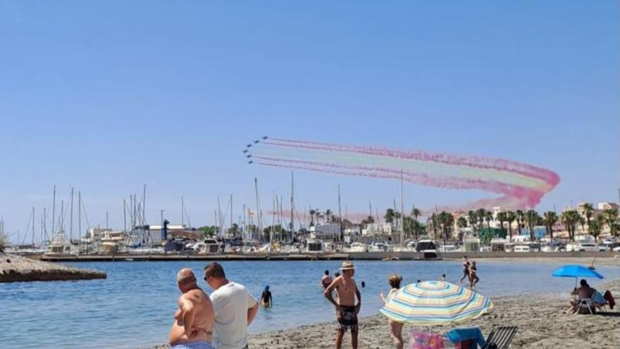 La Patrulla Águila se exhibe en La Ribera