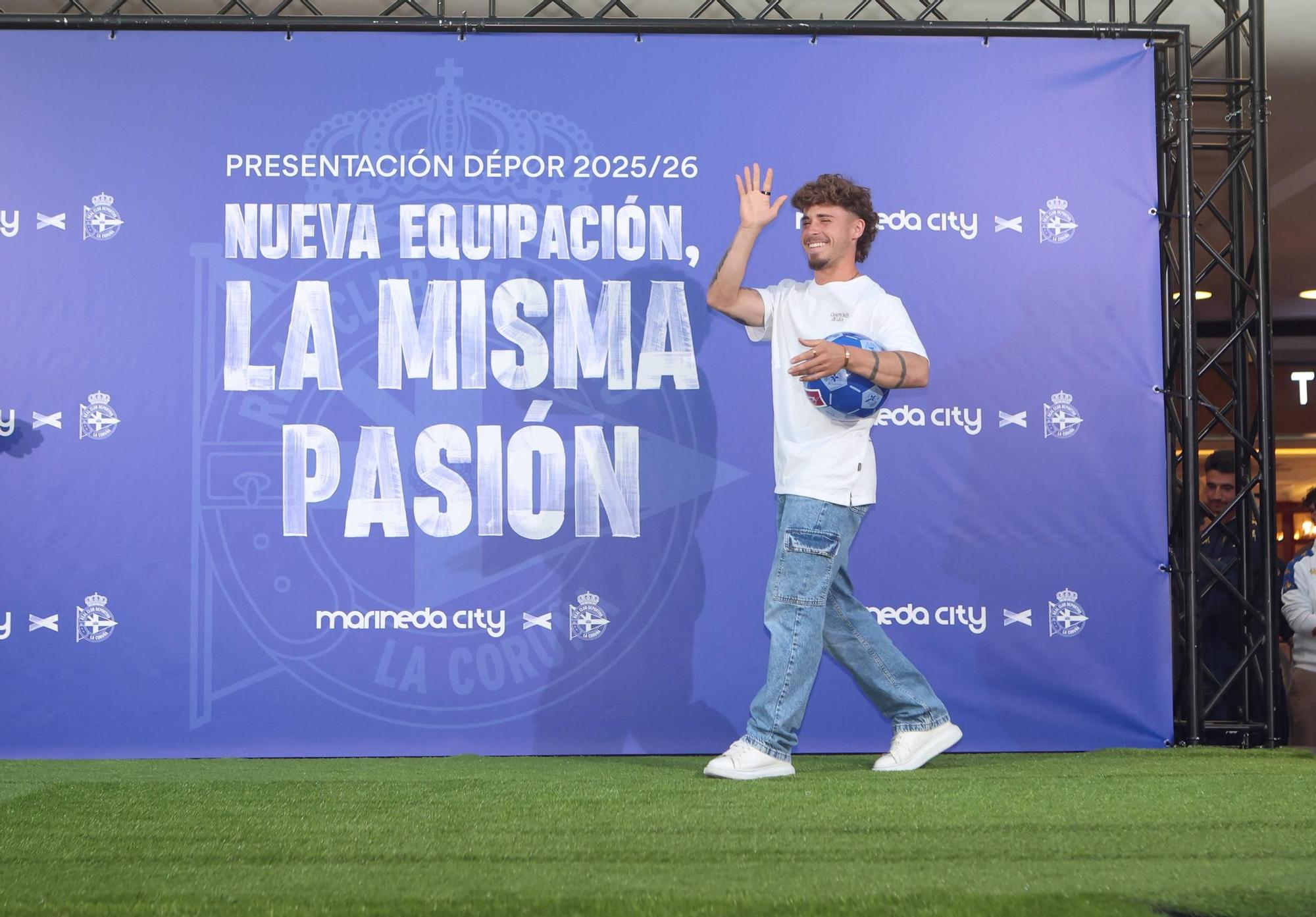 El Deportivo presenta en Marineda City sus equipaciones para la temporada 2025-2026