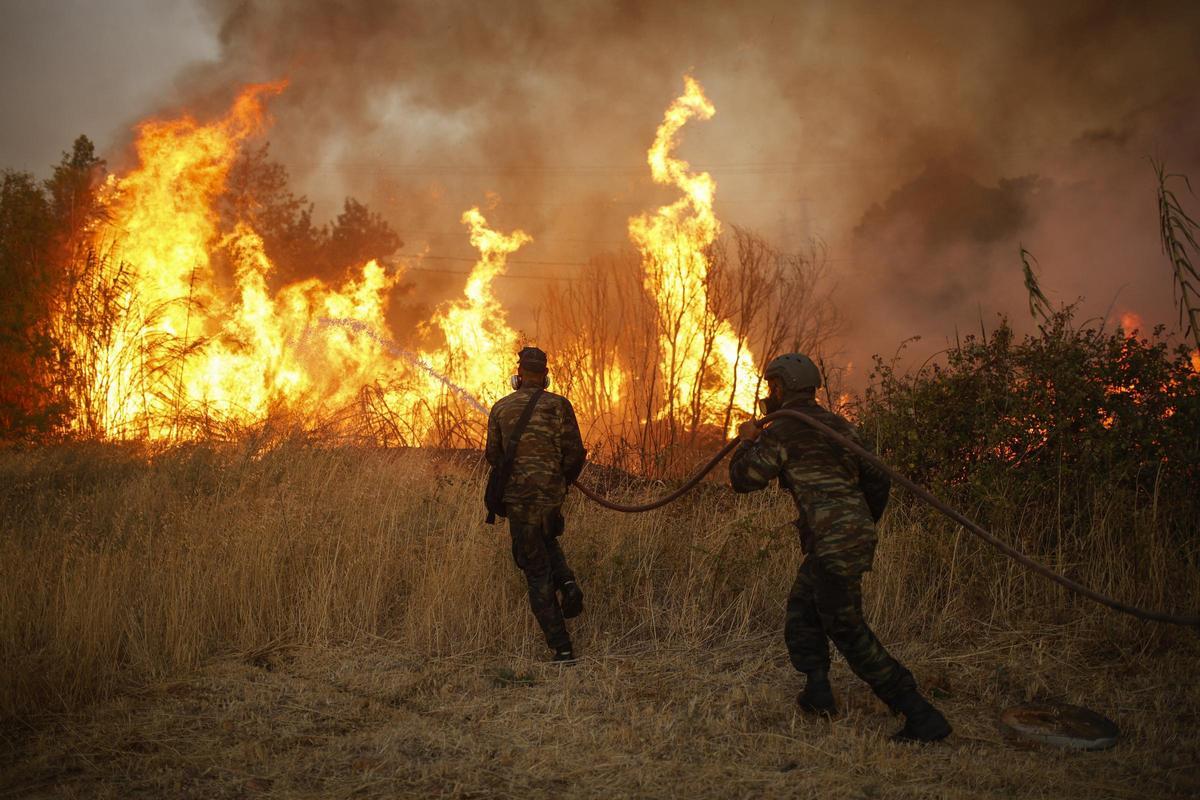 Grecia intensifica su lucha contra el fuego