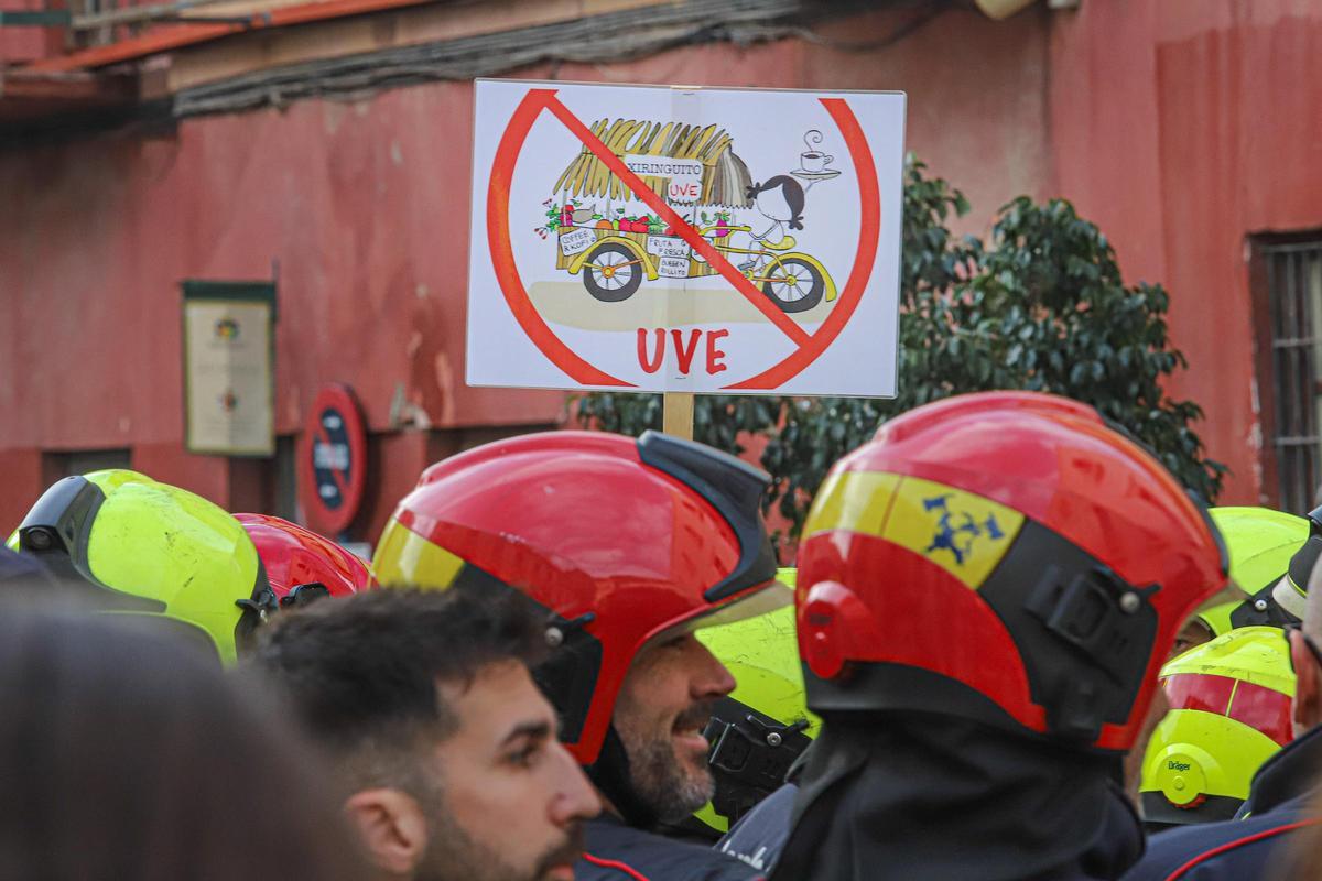 Protesta de los bomberos ante el pleno del Consell contra la Unidad ...