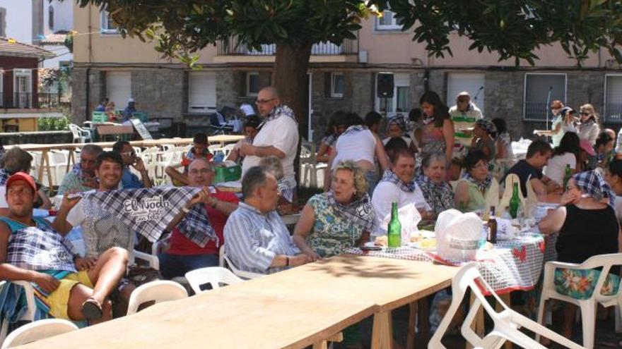 Vecinos del barrio candasín de El Nodo, ayer, en la comida en la calle.