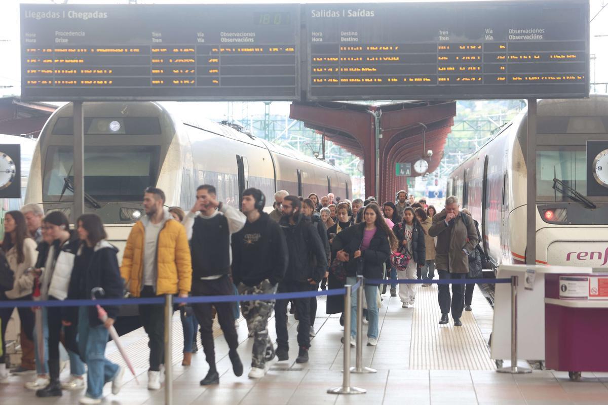 Pasajeros llegando a la estación de tren de San Cristóbal