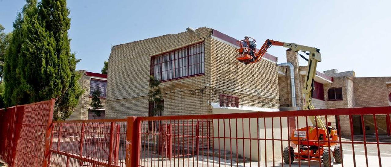 Retiran a contrarreloj  el viejo fibrocemento  del colegio de Baladre