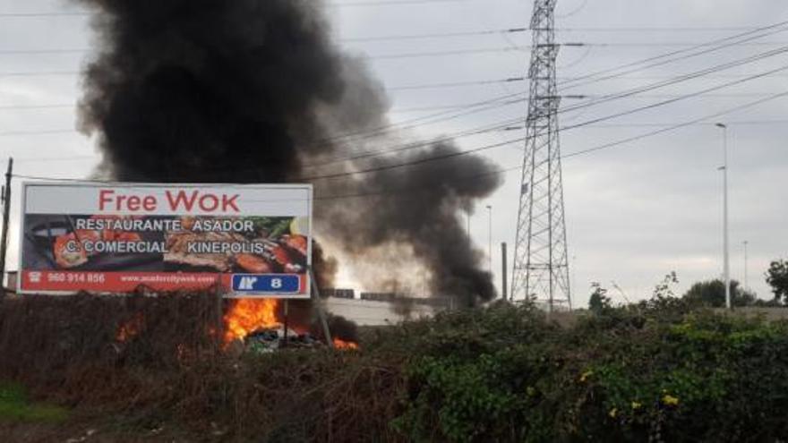 Incendio en una nave abandonada en San Antonio de Benagéber