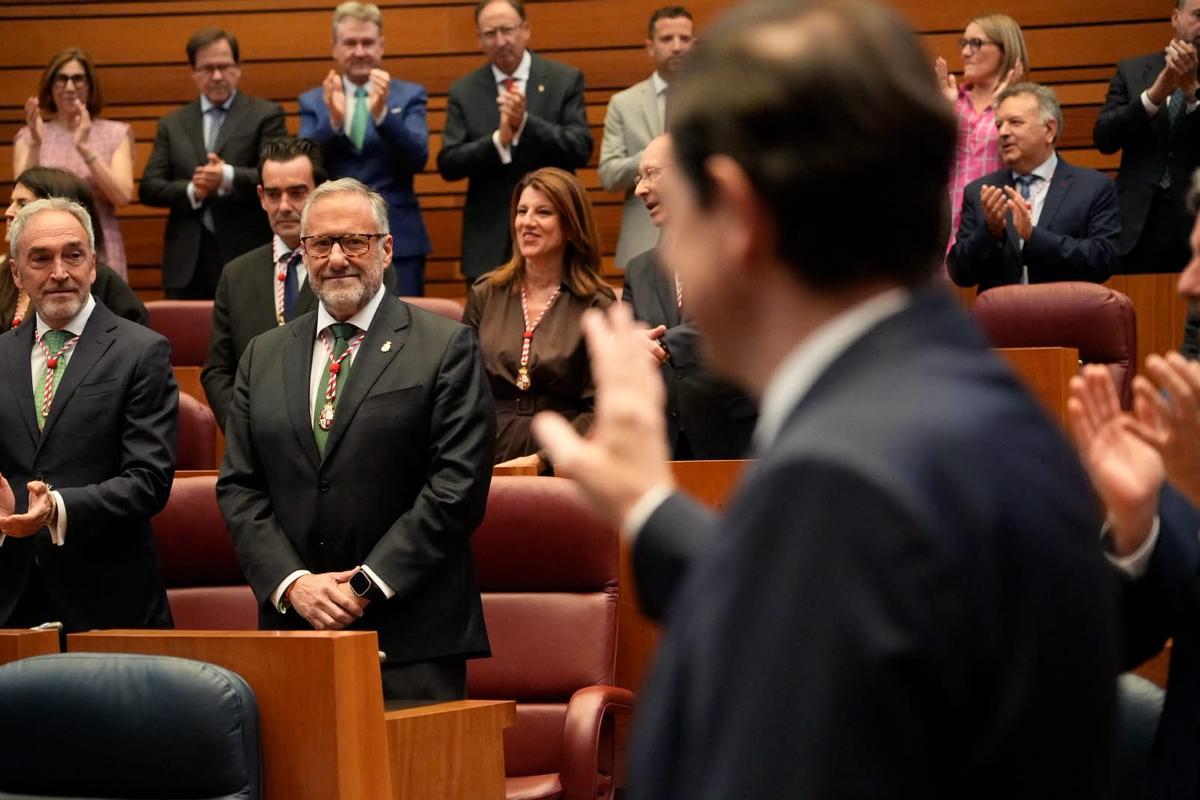Mañueco saluda a Carlos Pollán, de Vox, su nuevo socio de gobierno.